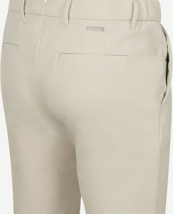 Move performance chino off white