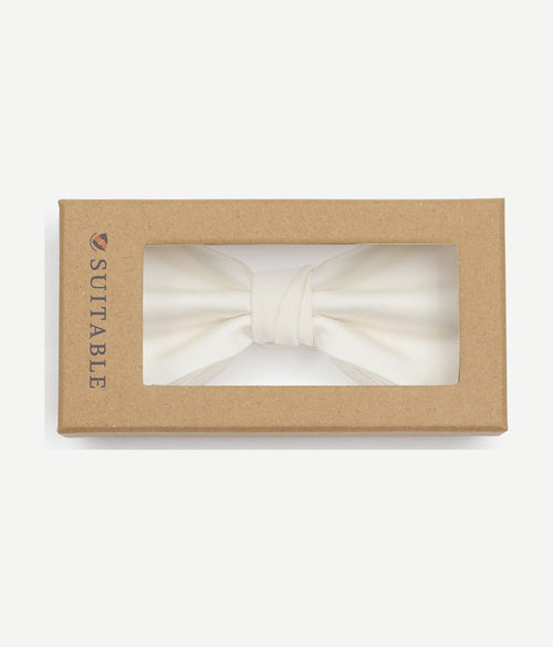 Suitable satin strik off white