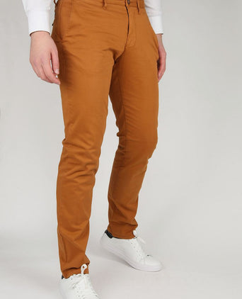 Suitable chino sartre caramel