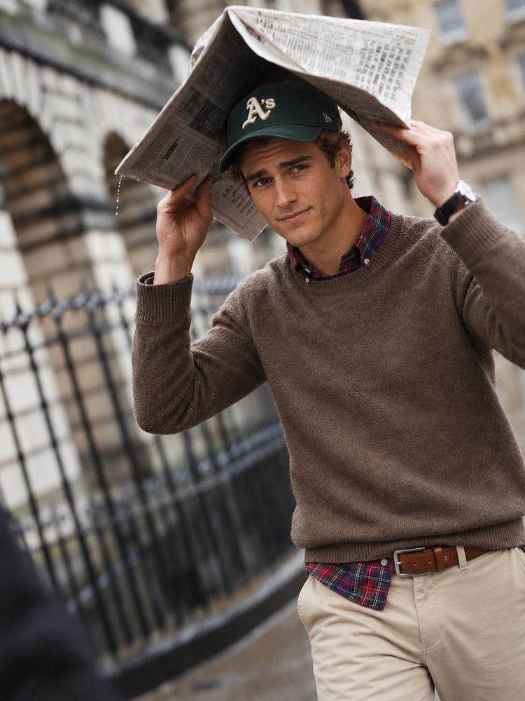 Oakland Athletics cap washed donkergroen met trui lamswol bruin, overhemd flanel checks rood, riem structuur leer bruin, chino newbury light twill beige en bootschoenen leer bruin
