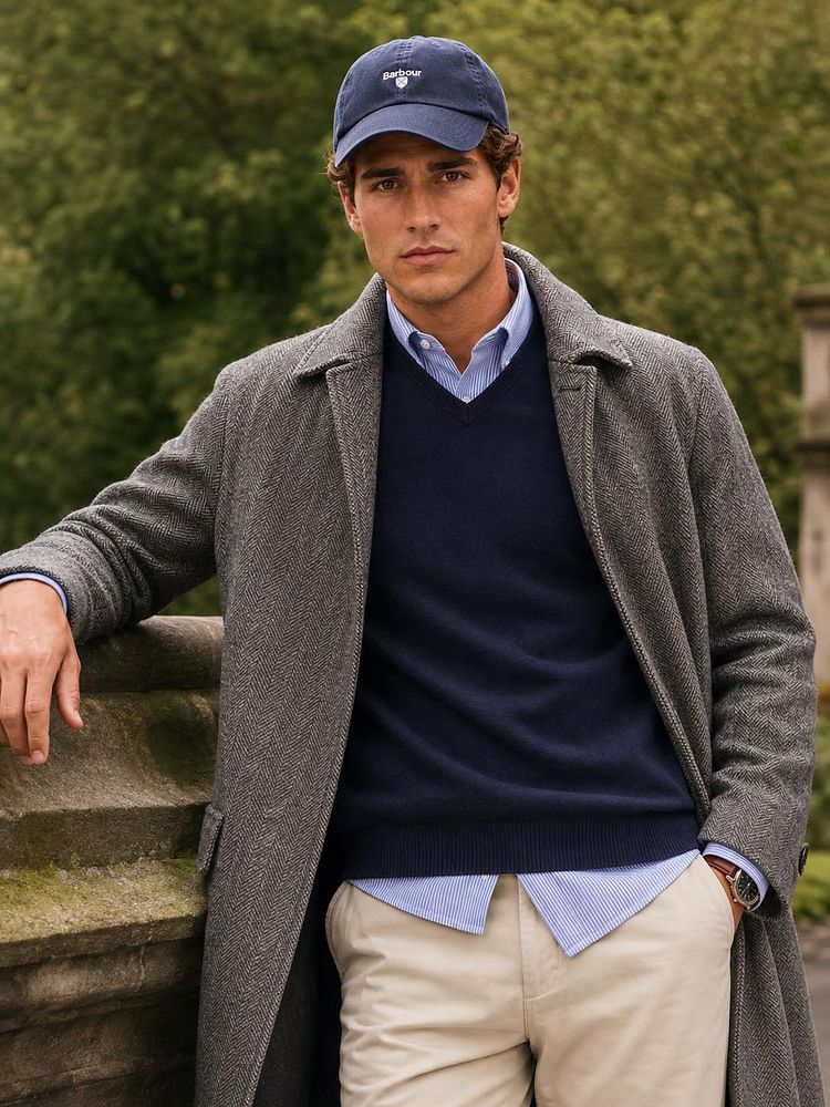 Coat longsaddle herringbone bruin met spencer merinowol donkerblauw, overhemd streep lichtblauw, riem leer cognac, chino newbury light twill beige en bootschoenen leer bruin