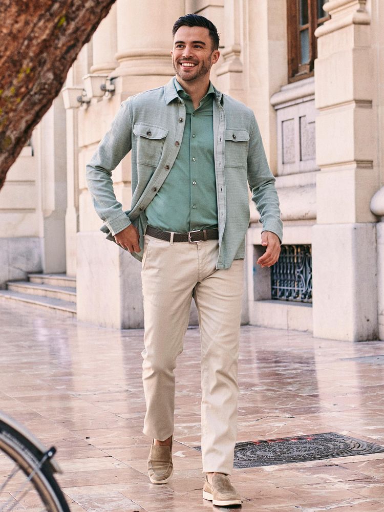 Azul loafers beige met Chino Pico lichtbeige, Geweven riem bruin, Overshirt structure groen en Shortsleeve sorona overhemd erik groen