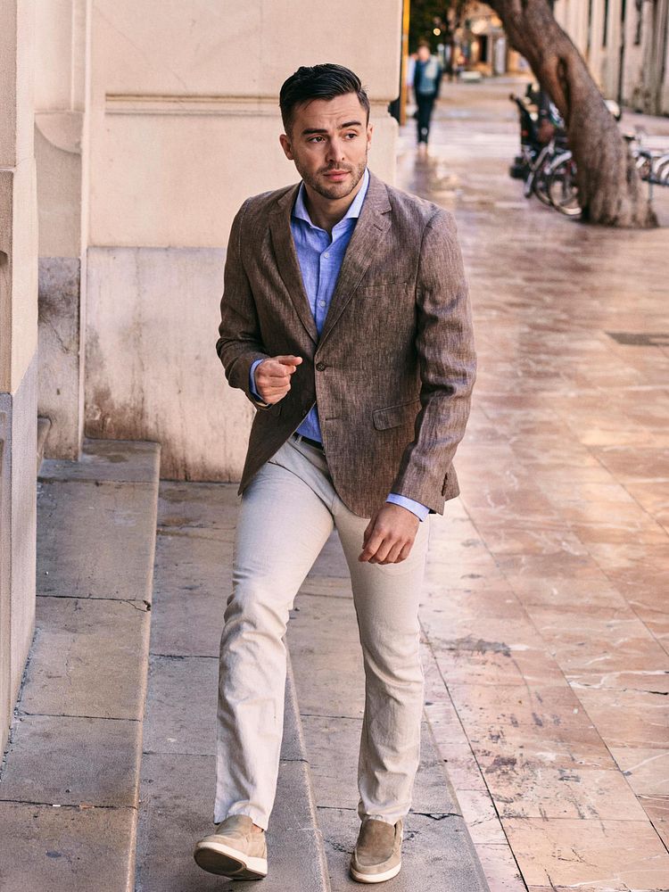 Blazer linen twill bruin met overhemd linnen mid blue, chino pico linnen beige en azul loafers beige