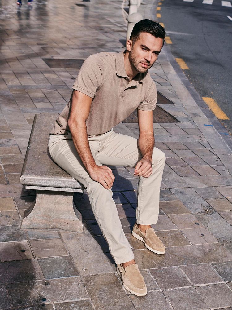 Azul loafers beige met Chino Plato ecru, Poloshirt mel pique camel en Sneakersok (3-pack) wit
