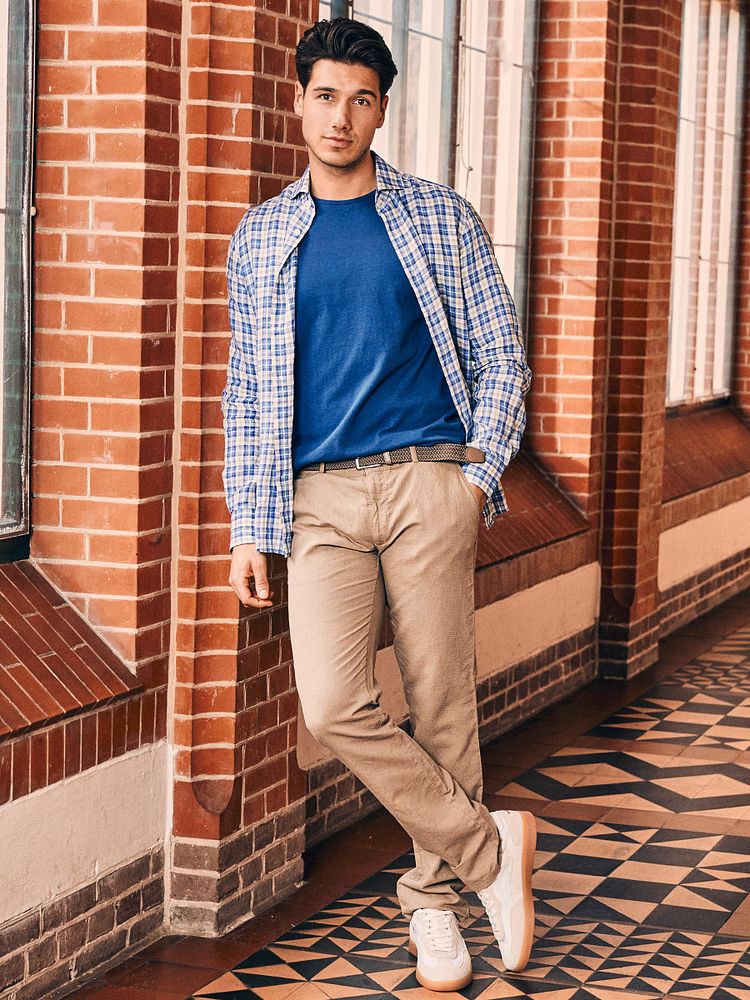 Overhemd linen cotton checks blauw sand met obra t-shirt hoge ronde hals mid blauw (2-pack), chino newbury sand en sneakers park wit