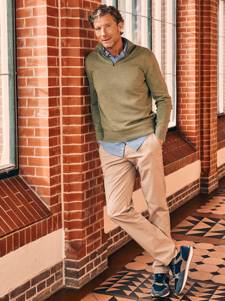 Chino newbury sand met Half-zip trui colin grijs, Overhemd Oxford ruit lichtblauw en Sneakers venice donkerblauw