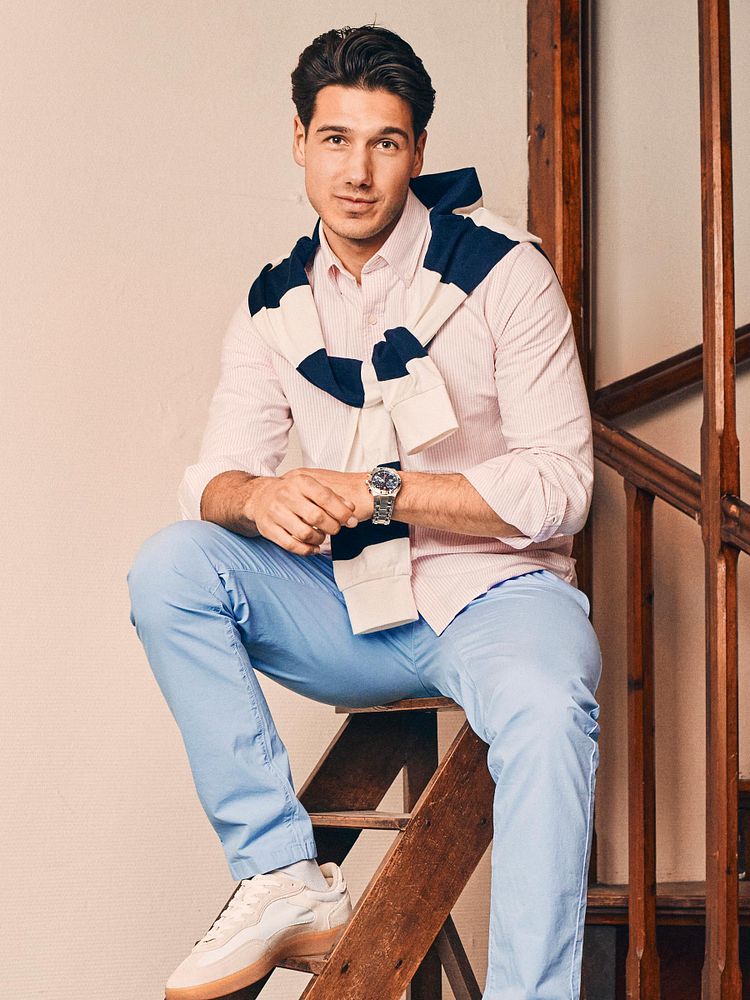 Chino portsmouth poplin lichtblauw met Overhemd Oxford streep roze en Sneakers park wit