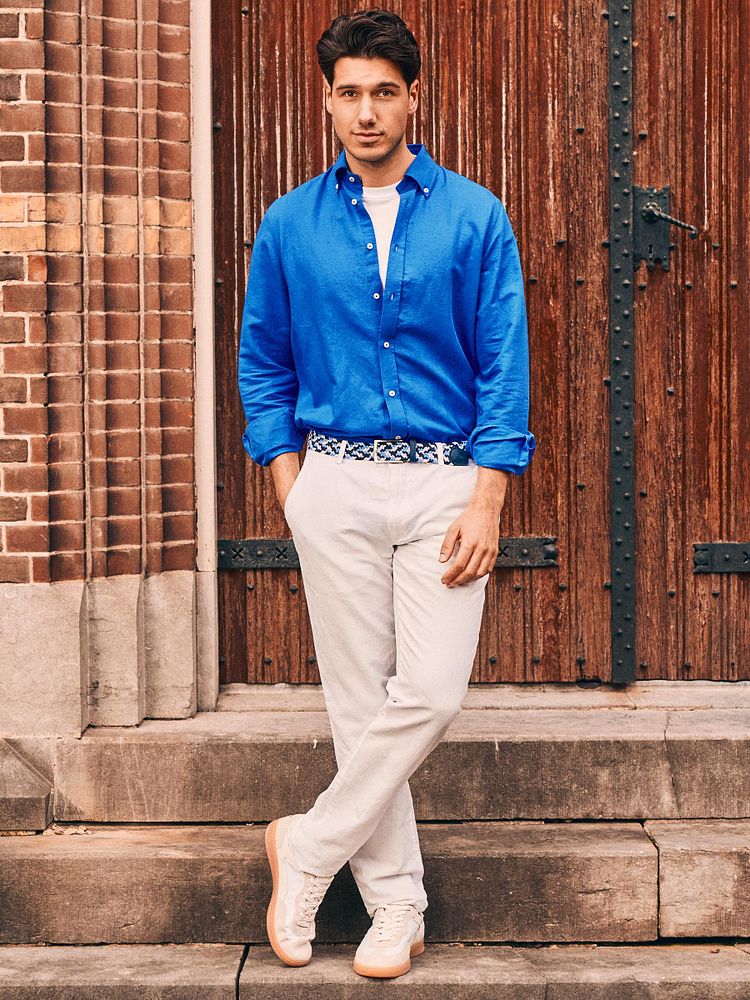 Chino portsmouth poplin ecru met Geweven riem donkerblauw blauw, Ota t-shirt ronde hals wit (2-pack), Overhemd linen cotton cobalt en Sneakers park wit