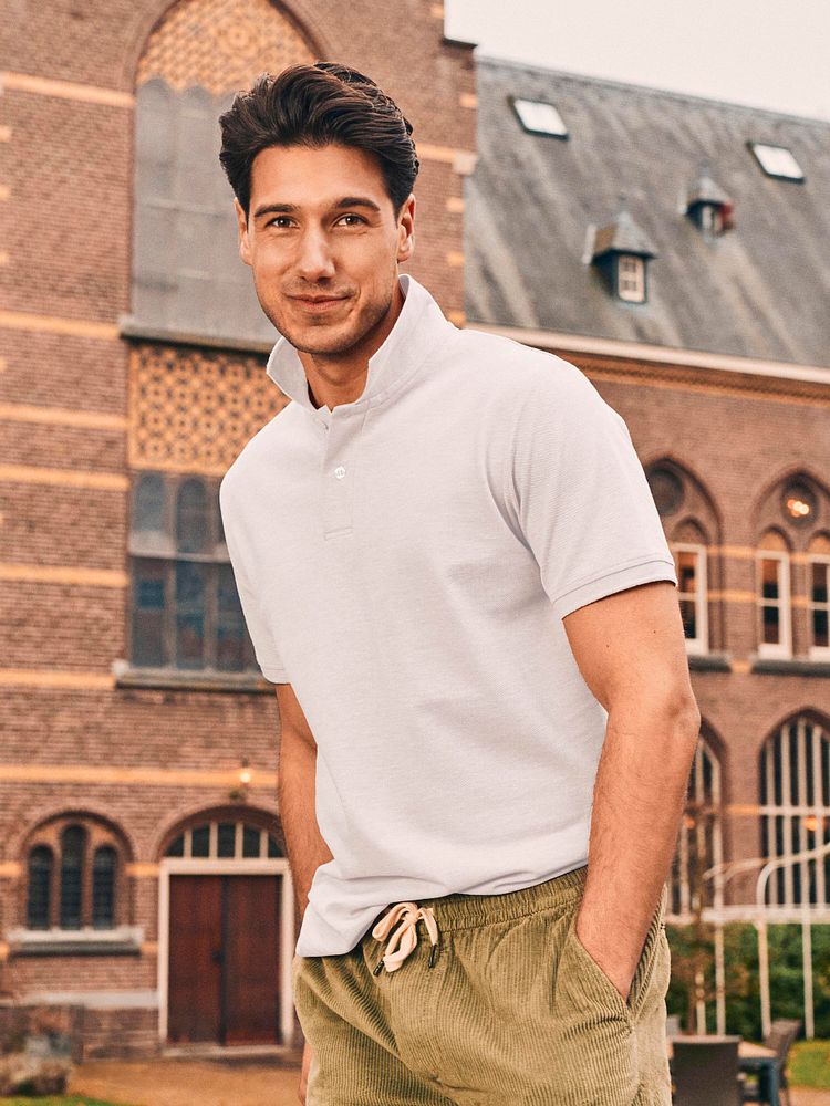Polo piqué wit met detroit cord short groen, sneakersok (3-pack) wit en azul loafers beige