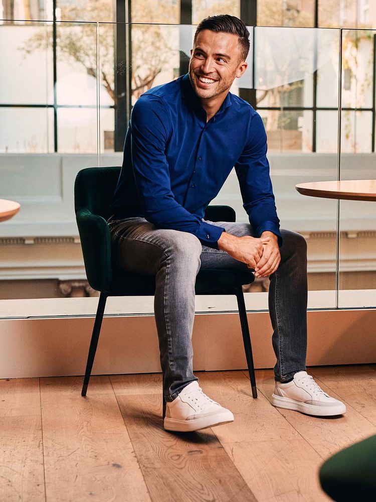 Look 576: Sorona overhemd dark donkerblauw met Geweven riem donkerblauw, Denm jeans antraciet en Sneaker wit