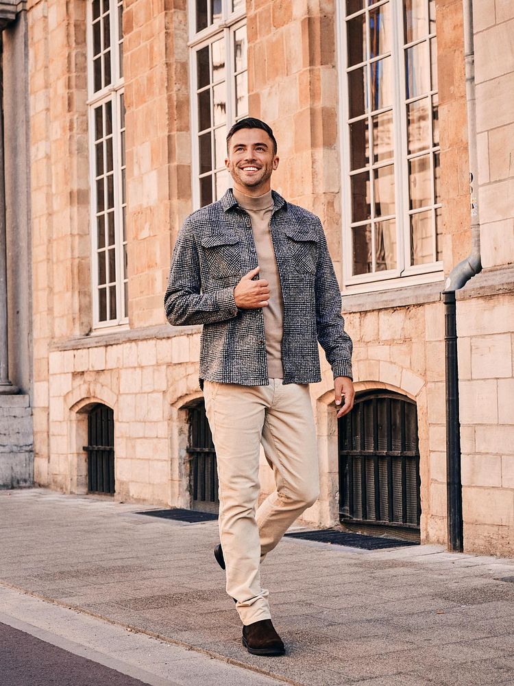 Look 596: Overshirt wool blend bouclé bruin met Compact cotton pullover turtle sand, Riem suède leer bruin, Chino peano twill beige en Chelsea boot suede bruin