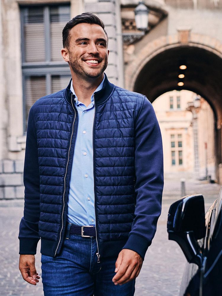 Look 598: Jack hybrid donkerblauw met Shortsleeve sorona overhemd erik lichtblauw, Geweven riem donkerblauw, Denm jeans donkerblauw en Sneaker wit