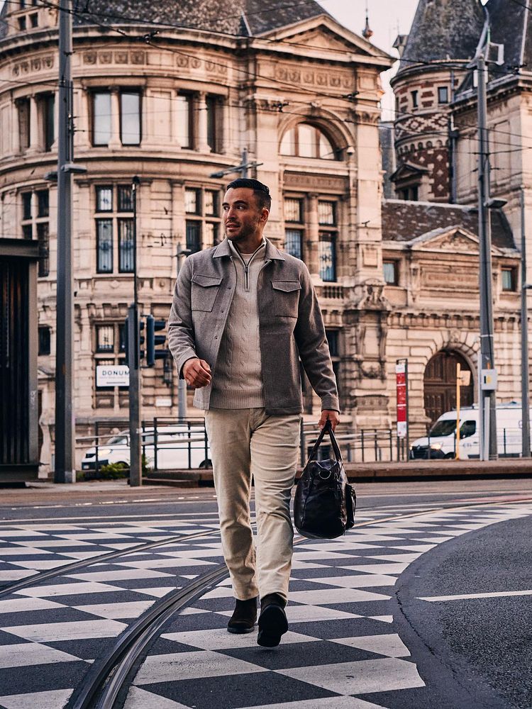 Look 590: Overshirt twill beige met Lau pull merino halve rits cable ecru, Obra t-shirt, Riem suède leer bruin, Chino peano twill beige en Chelsea boot suede bruin