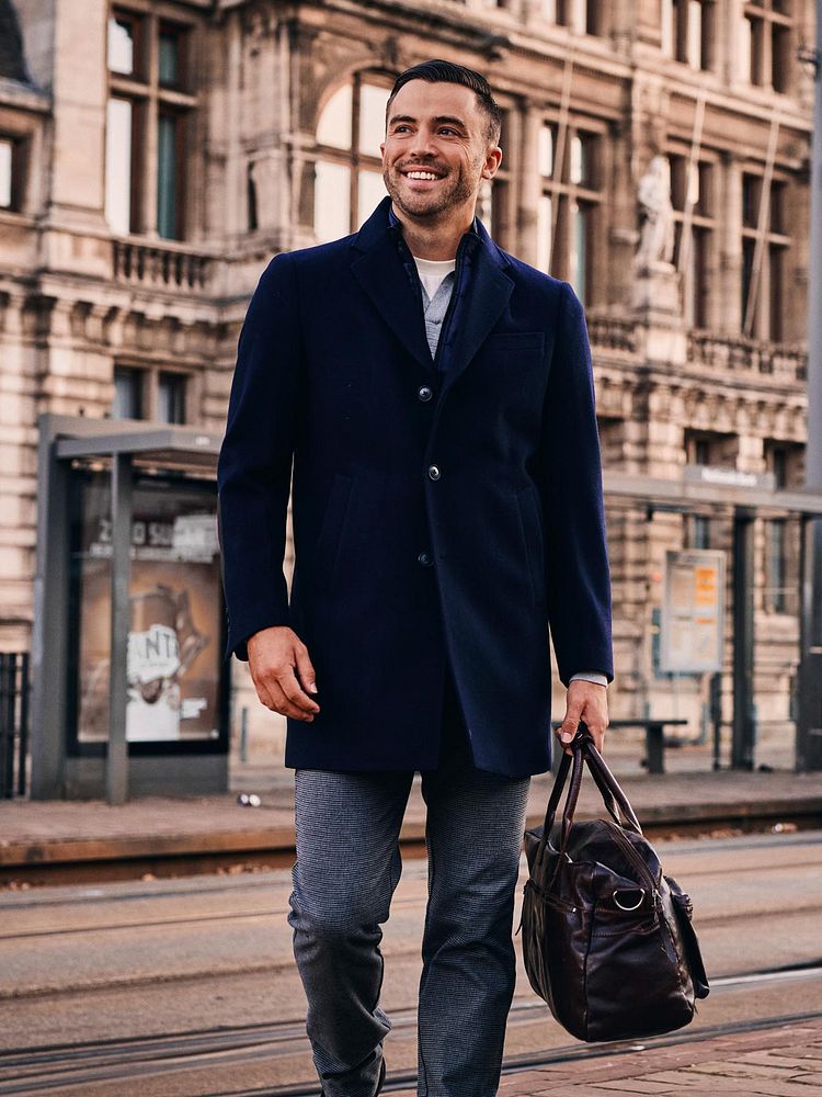Look 601: Coat wol twill donkerblauw met Trui riva needle grijs, Obra t-shirt, Riem suède leer donkerblauw, Chino Pico pleat pepita en Chelsea boot suede donkerblauw
