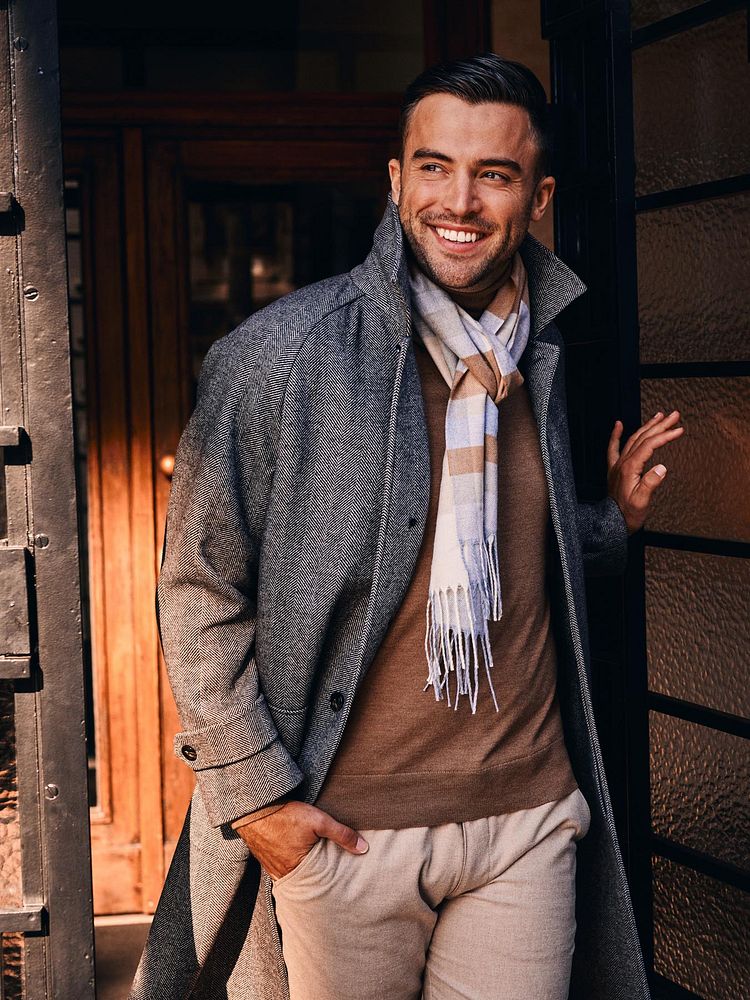 Coat longsaddle herringbone bruin met merino coltrui camel, sjaal softfeel ruiten beige, chino Pico pleat flanel sand en chelsea boot suede bruin