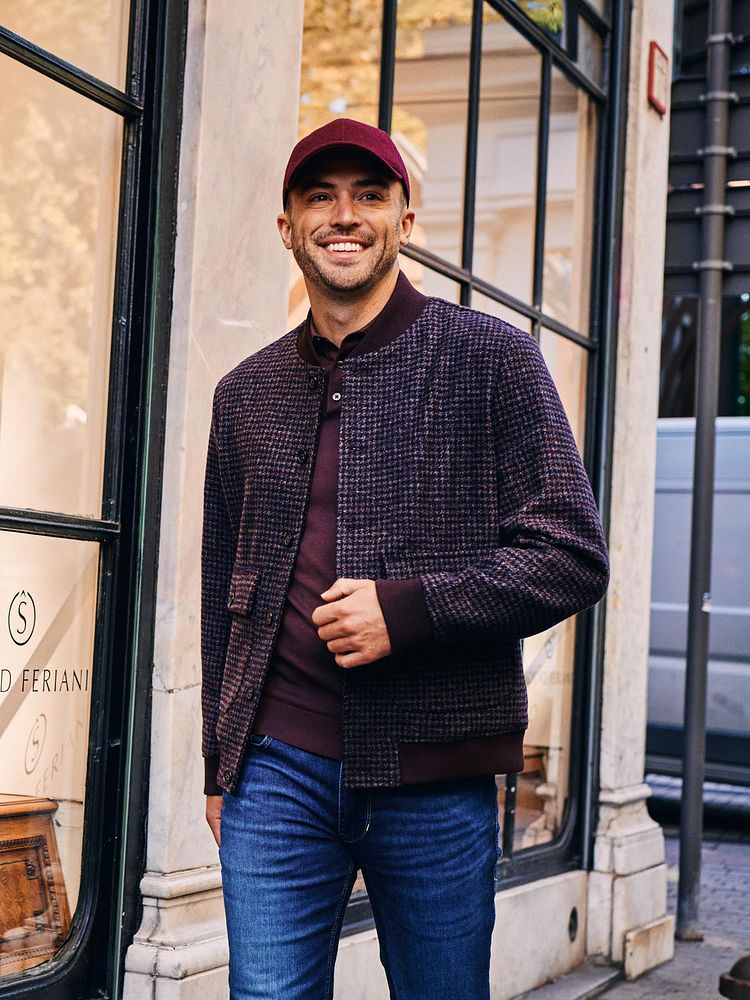 Look 588: Bomberjack pepita bordeaux met Compact cotton poloshirt bordeaux, Denm jeans donkerblauw en Sneaker wit