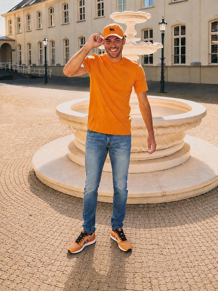 Pet oranje met respect t-shirt tim oranje en denm jeans blauw