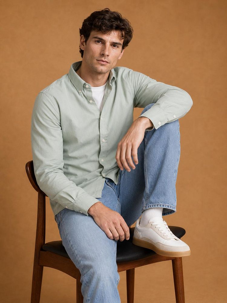 Sneakers park wit met Sneakersok (3-pack) wit, The jason jeans lichtblauw, The steve t-shirt lichtgrijs en The tommy overhemd sage groen