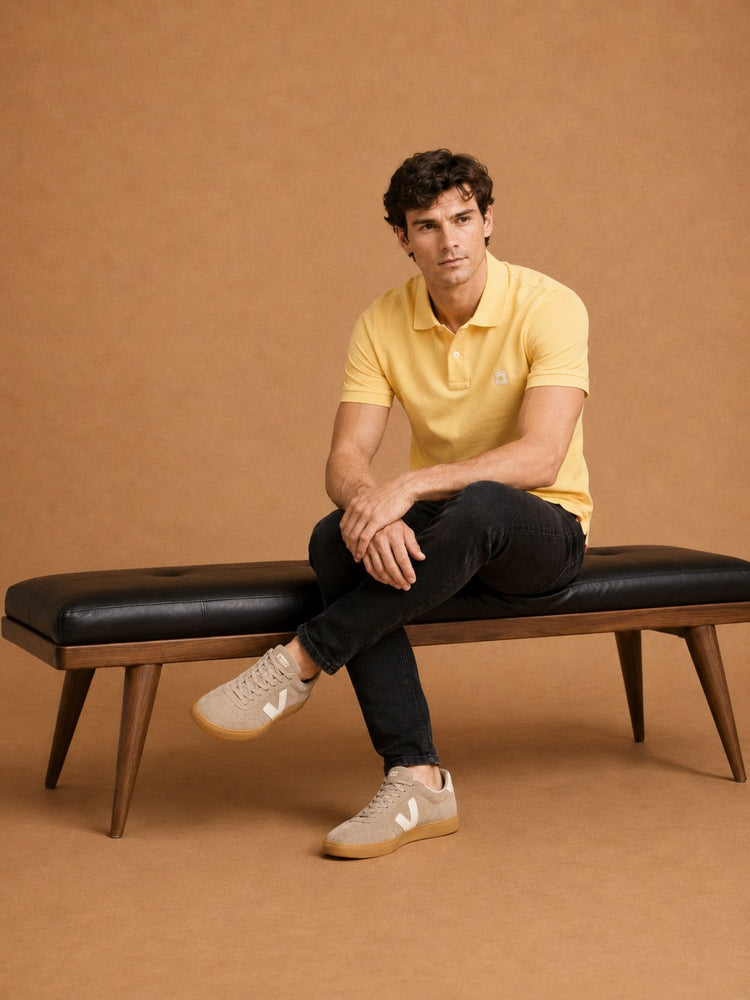 Sneakers campo taupe met Sneakersok (3-pack) wit, The jason jeans zwart en The rene poloshirt geel