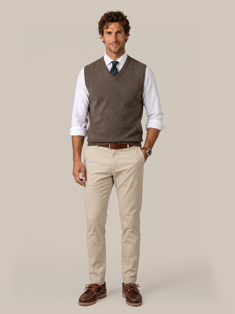 Preppy spencer, met wit shirt, das en lichte chino