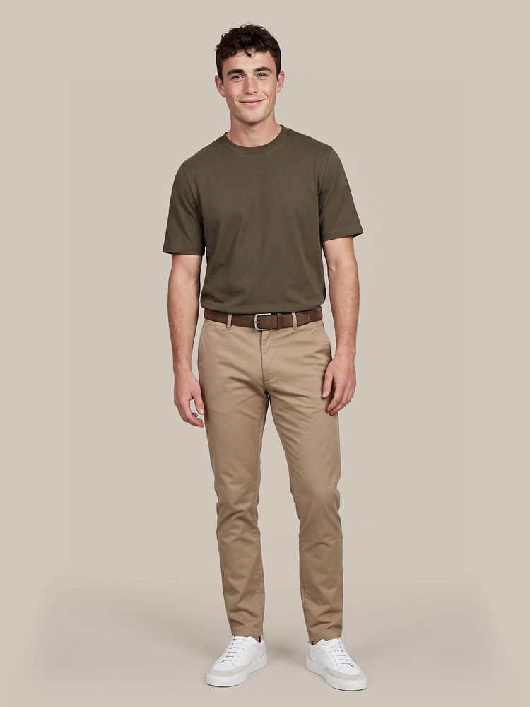 Respect t-shirt tim olive met riem suède leer bruin, chino peano twill sand en sneakers park wit