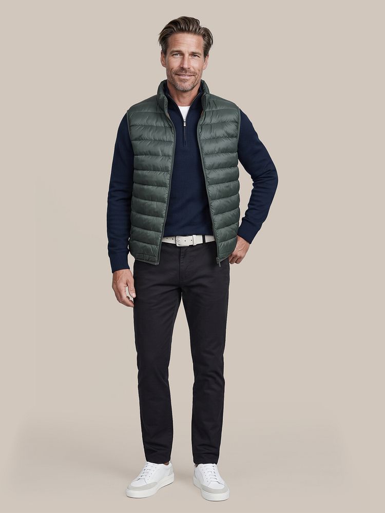Bodywarmer donkergroen met obra t-shirt hoge ronde hals wit (2-pack), riem suède leer wit, chino peano twill donkerblauw, sneakersok (3-pack) wit en sneaker wit