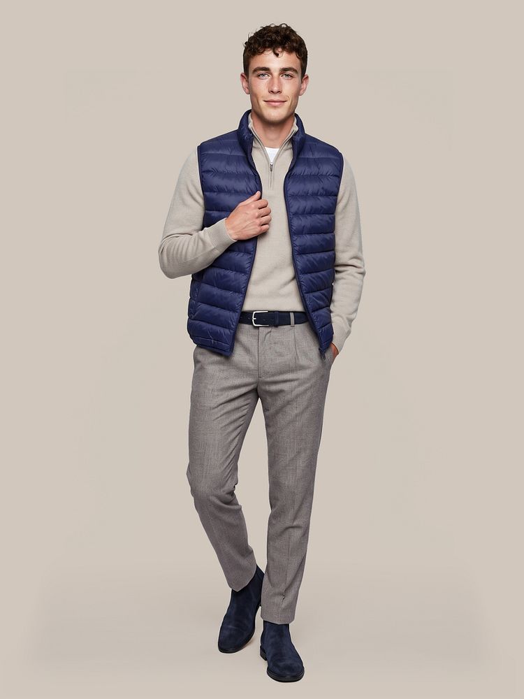 Bodywarmer donkerblauw met obra t-shirt hoge ronde hals wit (2-pack), riem suède leer donkerblauw, chino pico pleat check sand, merino sokken donkerblauw (2-pack) en chelsea boot suede donkerblauw