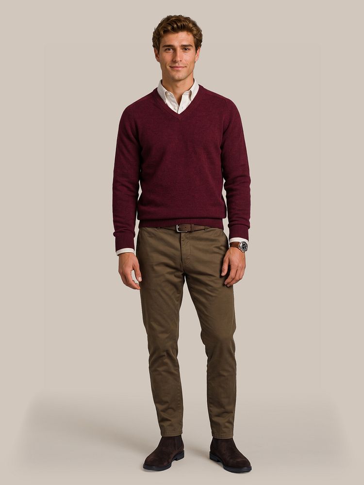 Trui v-hals lamswol bordeaux met overhemd linen cotton streep sand, riem suede leer bruin, chino newbury heavy twill brown en chelsea boot suede bruin