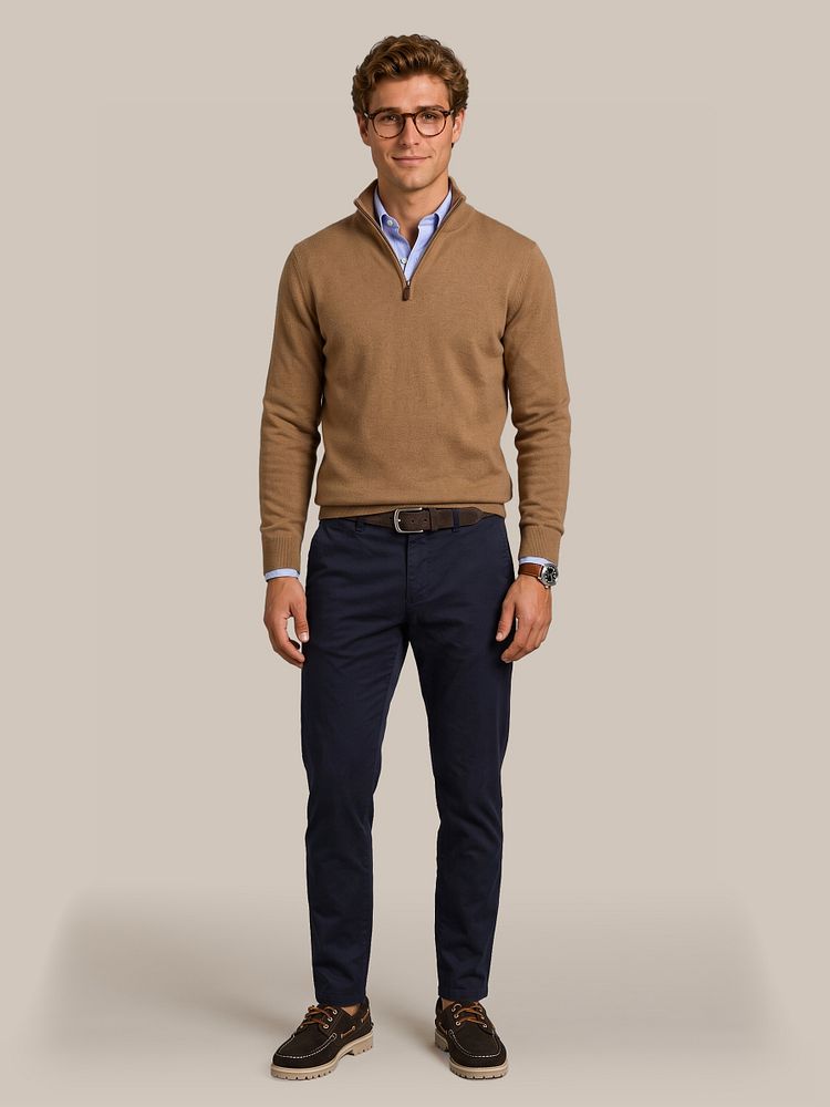 Look 573: Half-zip trui cotton cashmere camel met Overhemd streep lichtblauw, Riem suède leer bruin, Chino newbury heavy twill en Bootschoenen suede bruin