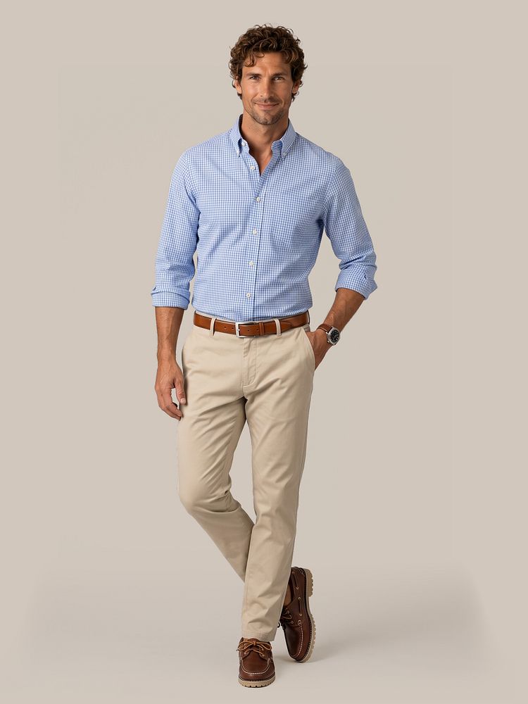 Look 542: lichtblauw geruit overhemd, beige chino, cognac riem en bruine bootschoenen