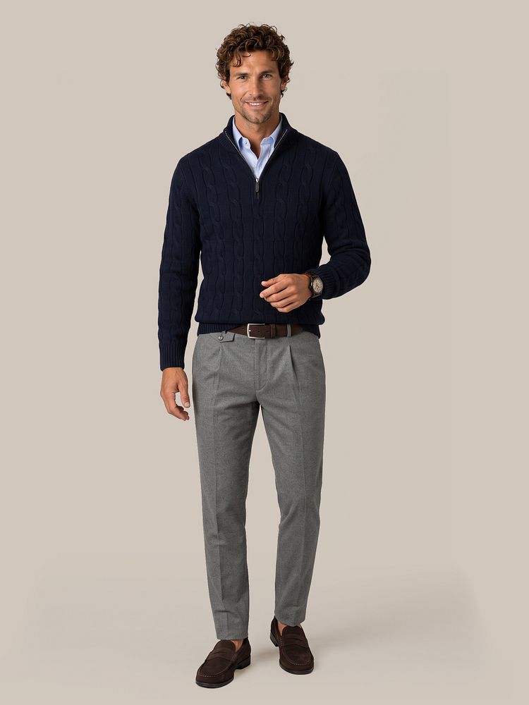 Overhemd twill lichtblauw met riem suède leer bruin, chino pico pleat flanel grijs en penny loafers suede bruin