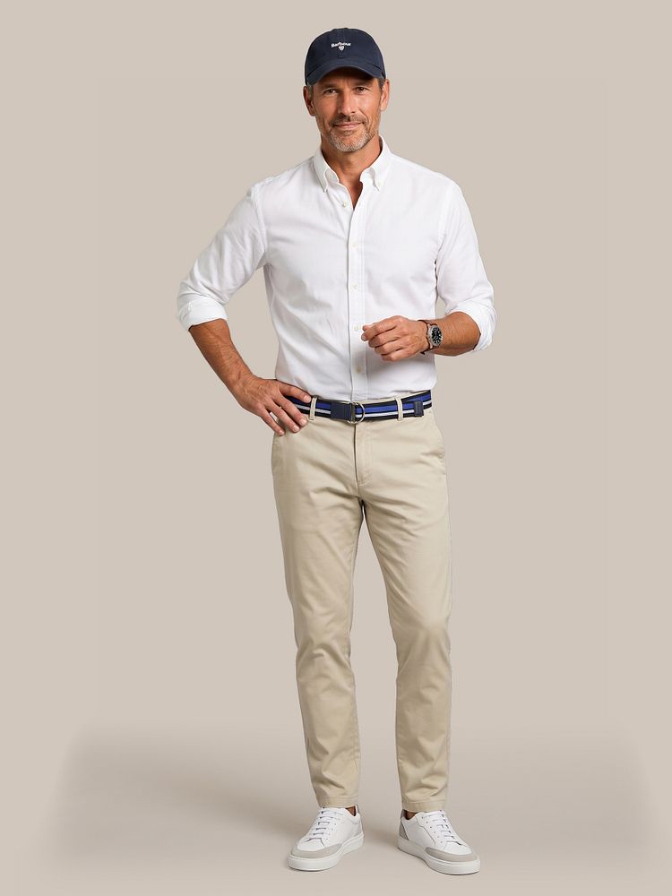 Pet donkerblauw met overhemd Oxford wit, tape riem blauw, chino newbury light twill beige en sneaker wit
