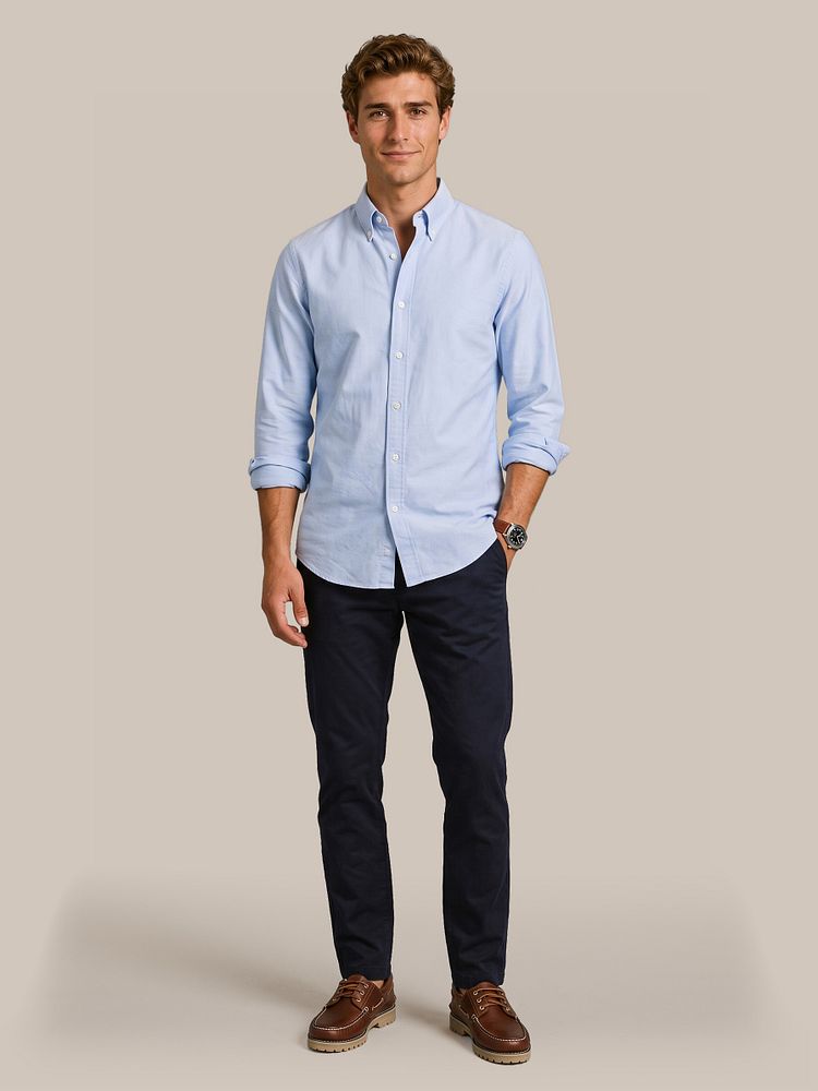 Overhemd Oxford lichtblauw met riem leer cognac, chino newbury heavy twill donkerblauw en bootschoenen leer bruin