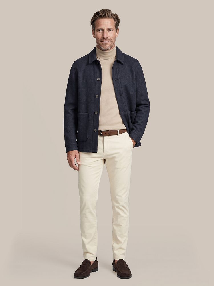 Overshirt wool boucle donkerblauw met compact cotton pullover turtle sand, riem suede leer bruin, chino philo flex kit en penny loafers suede bruin