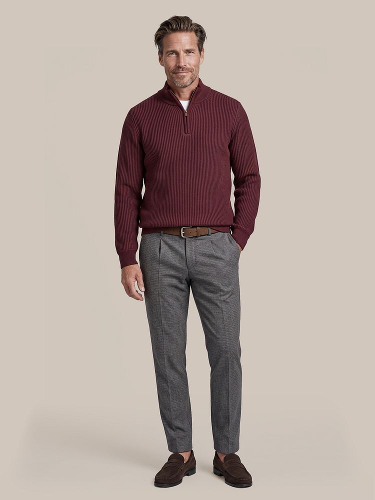 Look 537: Bico halve rits trui burgundy met Obra t-shirt, Riem suède leer bruin, Chino Pico pleat pepita en Penny loafers suede bruin