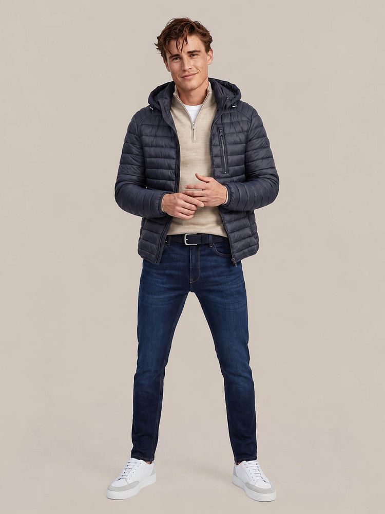Look 544: donkerblauwe jas over sand merino half-zip trui met donkerblauwe jeans