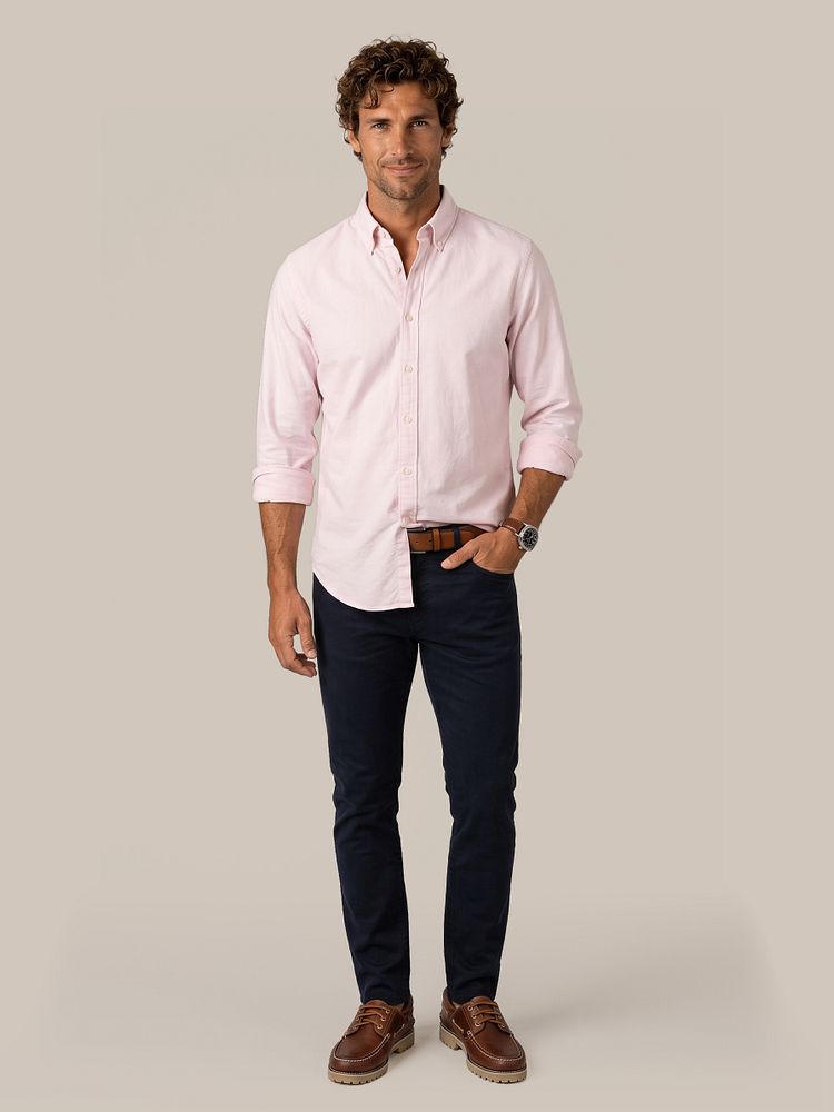 Look 545: roze oxford overhemd, donkerblauwe waffle broek en bruine bootschoenen