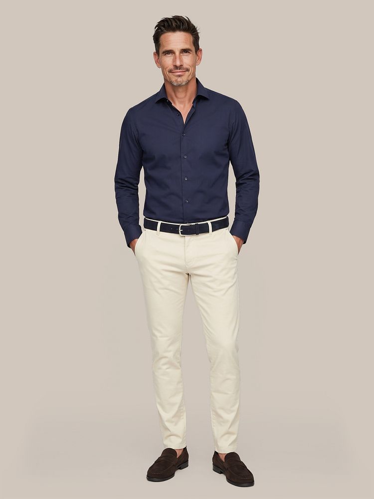 Look 546: donkerblauw twill overhemd, beige chino Philo en bruine penny loafers