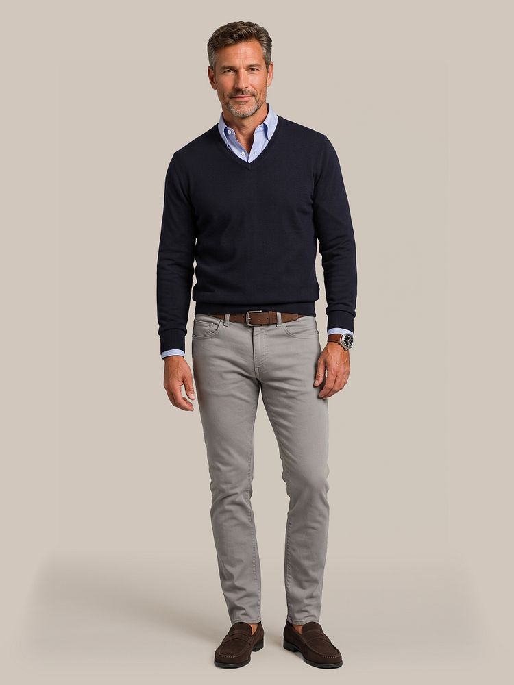 Look 548: donkerblauwe cotton cashmere v-hals trui, gestreept lichtblauw overhemd en grijze broek