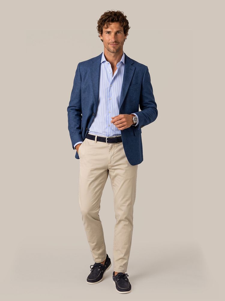 Colbert lamswol tweed blauw met oxford overhemd lichtblauw, chino newbury beige en bootschoenen docksides navy