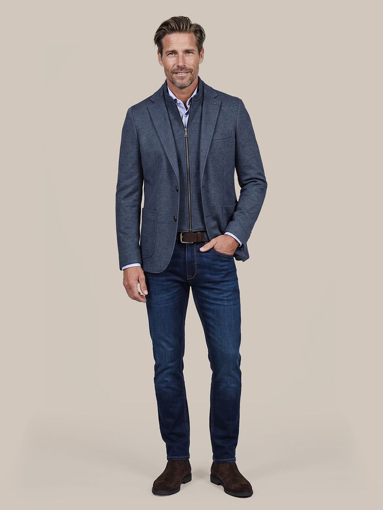 Colbert lommer twill inlay navy met twill overhemd lichtblauw, riem suede bruin, denm jeans navy en chelsea boot suede bruin