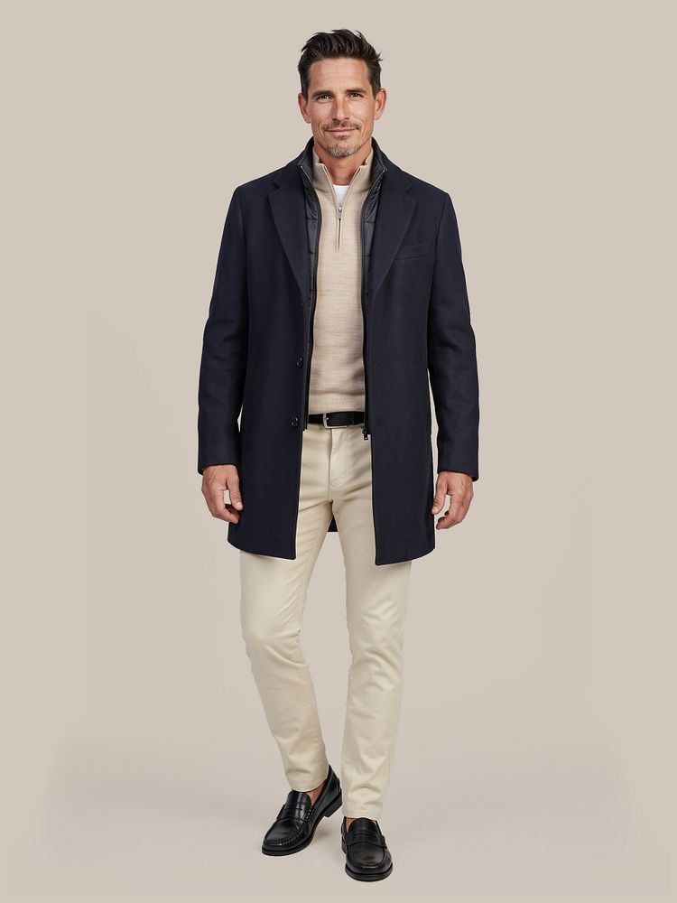 Coat wol twill navy met obra t-shirt wit, riem zwart 314, chino philo flex kit en penny loafers zwart leer