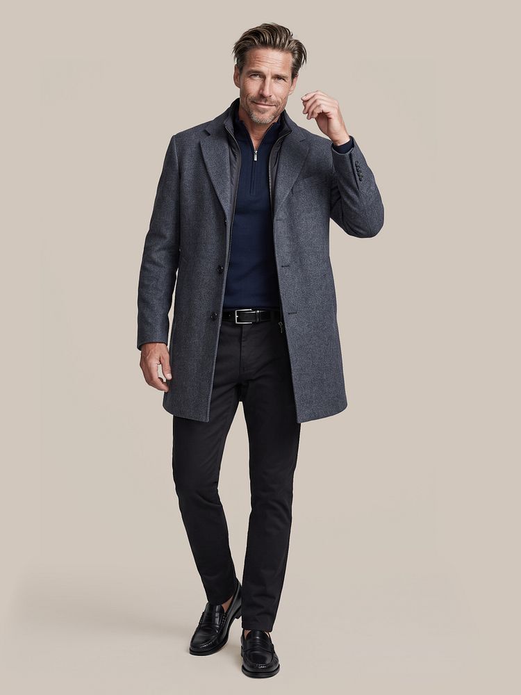 Coat wol twill donkerblauw met riem zwart 314, chino peano twill navy en penny loafers zwart leer