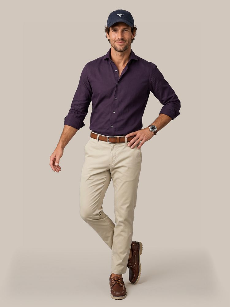 Barbour pet donkerblauw met sorona overhemd aubergine, riem structuur leer bruin, chino newbury beige en bootschoenen leer bruin