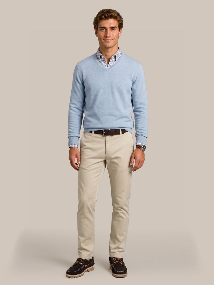 Look 593: Trui cotton cashmere v-hals sky blue met Overhemd linen cotton checks, Riem suède leer bruin, Chino newbury light twill beige en Bootschoenen suede bruin