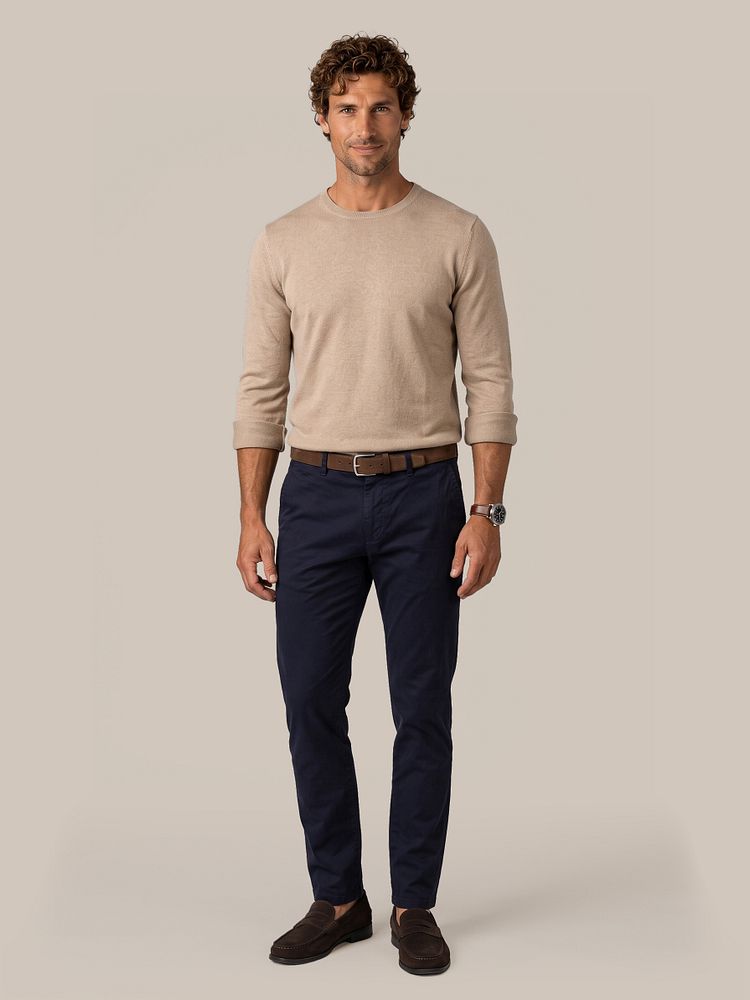 Look 592: Trui cotton cashmere camel met Riem suède leer bruin, Chino newbury heavy twill en Penny loafers suede bruin