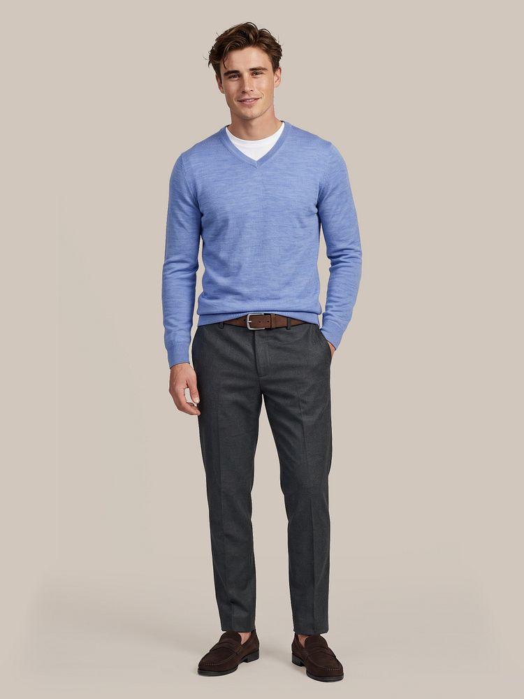 Look 602: Merino pullover v-hals lichtblauw met Obra t-shirt, Riem suède leer bruin, Aiden pantalon houndstooth forest en Penny loafers suede bruin