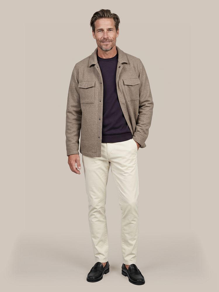 Look 604: Overshirt twill beige met Merino pullover donkerblauw, Riem zwart 314, Chino Plato corduroy off white en Penny loafers leer zwart