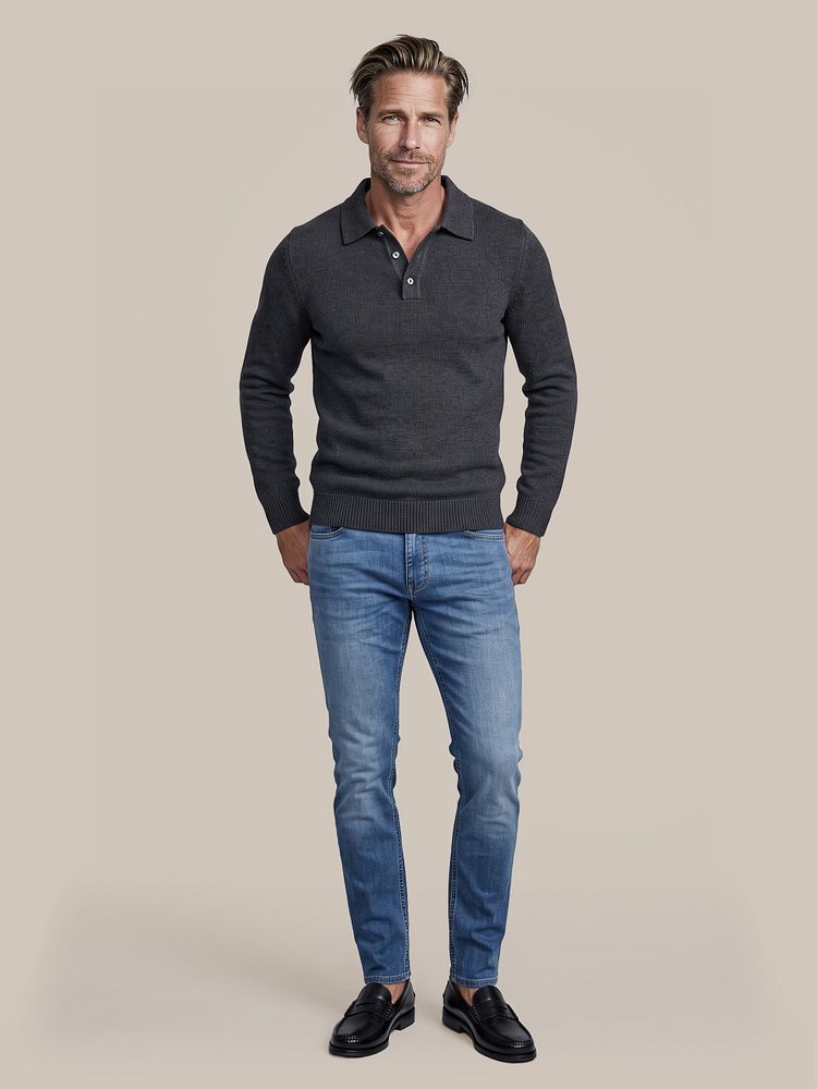 Button longue melange poloshirt donkerblauw met denm jeans blauw en penny loafers leer zwart