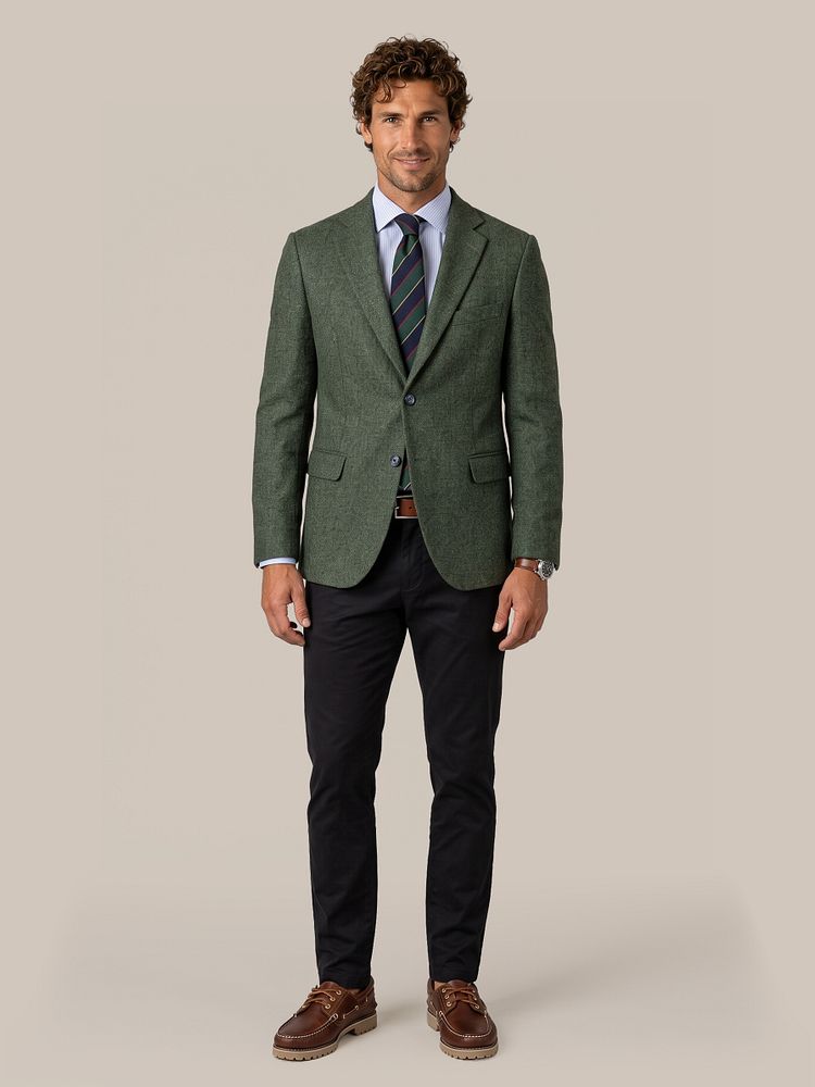 Colbert lamswol tweed groen met stropdas zijde triple stripe donkerblauw, overhemd twill streep lichtblauw, riem structuur leer bruin, chino newbury light twill donkerblauw en bootschoenen leer bruin